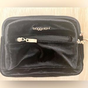 Baggallini Triple Zipp Bagg | Black Velvet